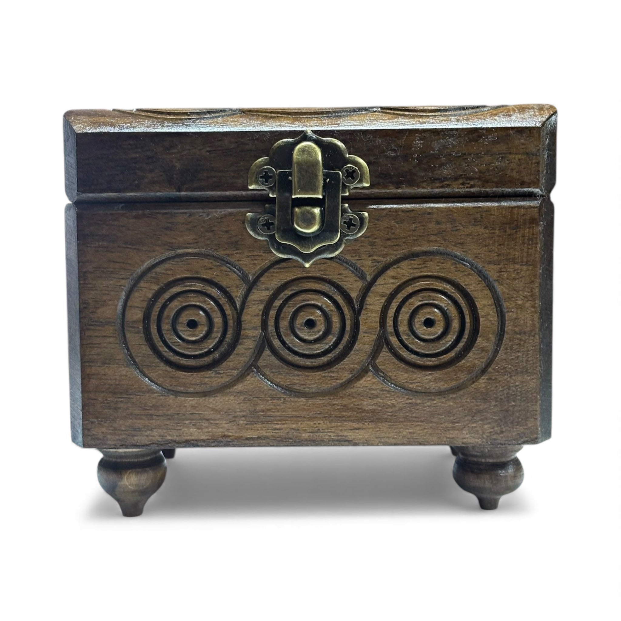 Ръчно резбована дървена кутия от орех