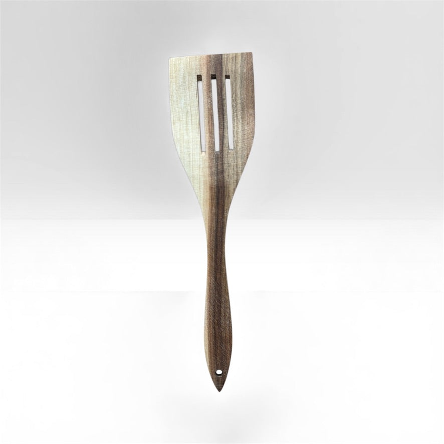 Дървена кухненска шпатула с отвори