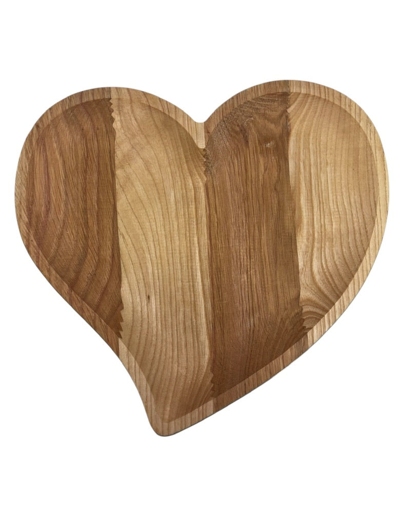 Дървена чиния във форма на сърце