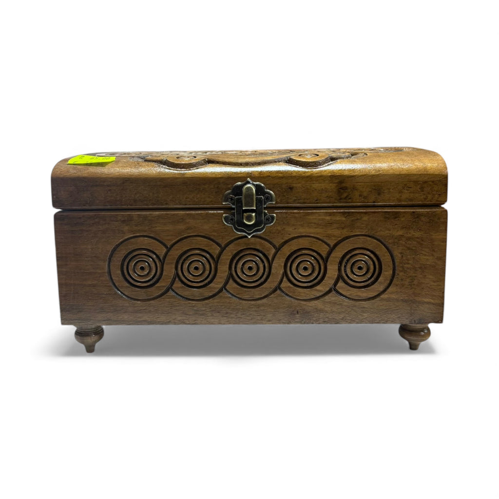 Голяма ръчно резбована дървена кутия от орех