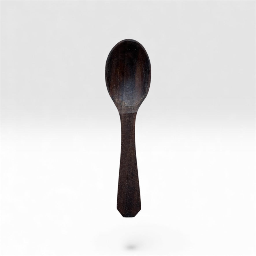 Малка дървена кухненска лъжица