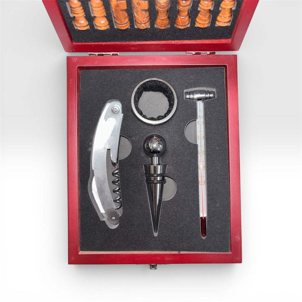 Дървен шах с вградени аксесоари за вино