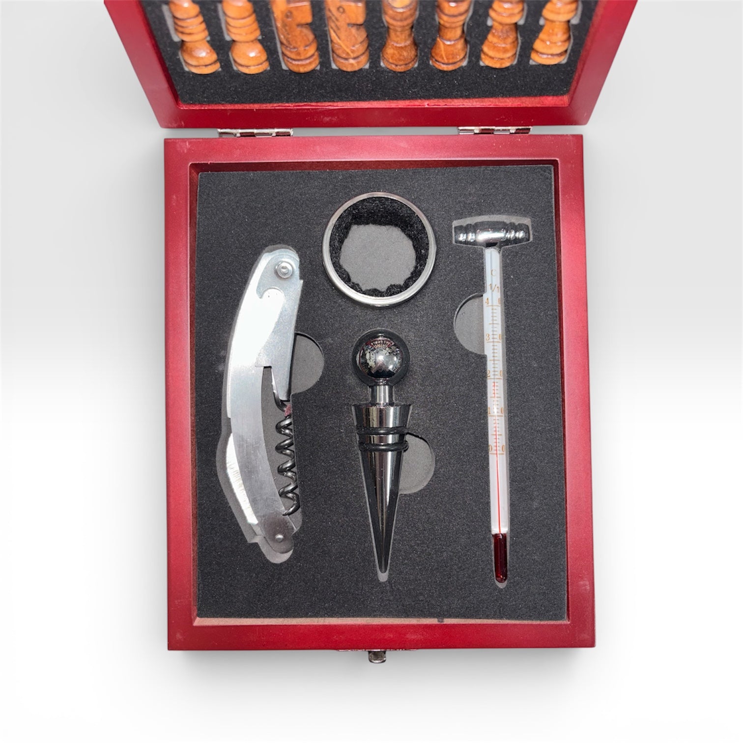 Дървен шах с вградени аксесоари за вино