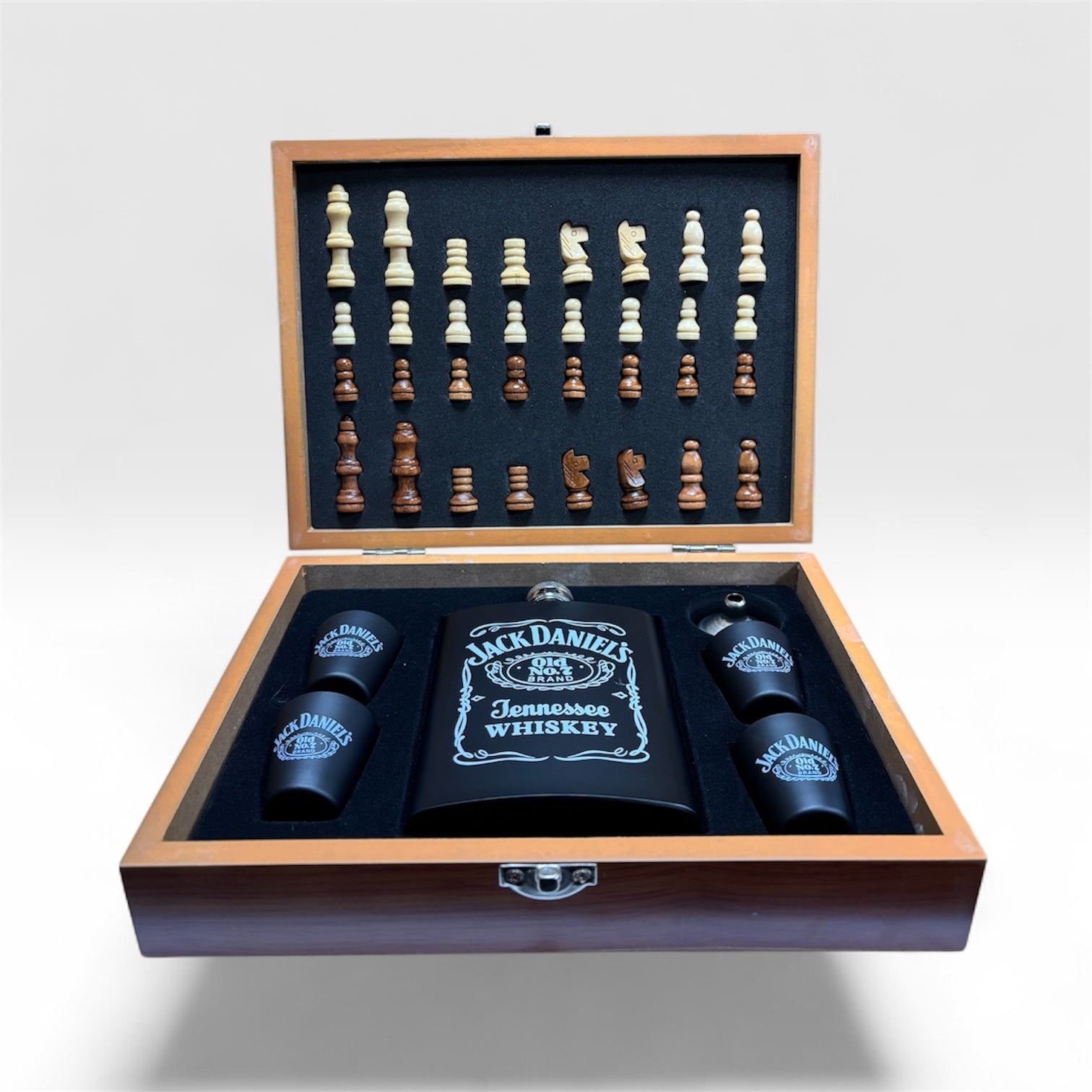 Подаръчен комплект „Шах и уиски“ с дървена кутия