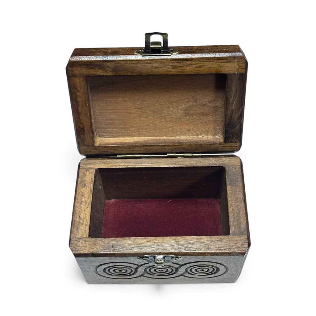 Ръчно резбована дървена кутия от орех