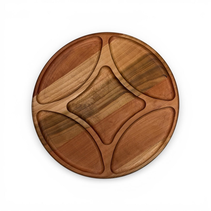 Кръгло дървено плато за сервиране с отделения