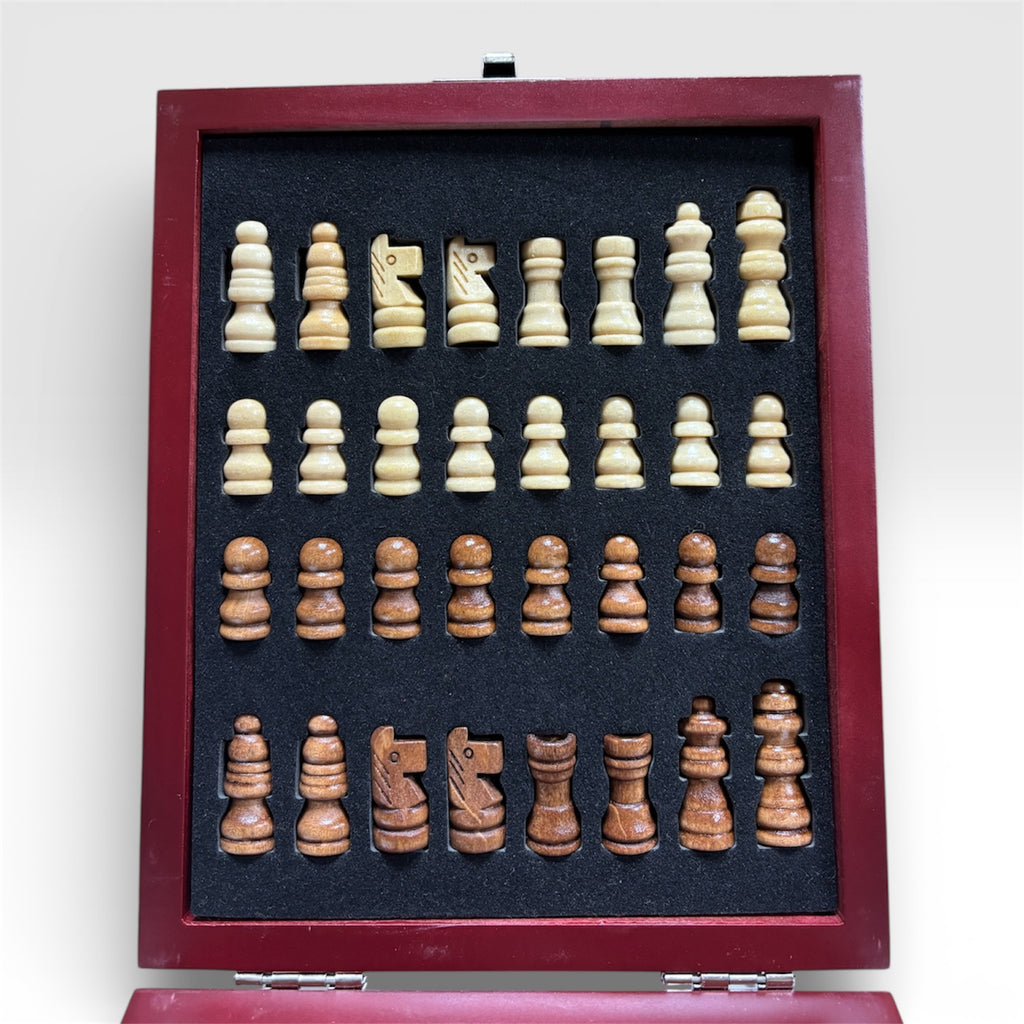 Дървен шах с вградени аксесоари за вино