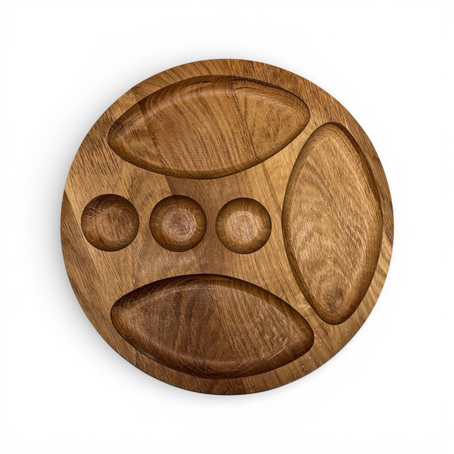 Кръгло дървено плато за сервиране с отделения