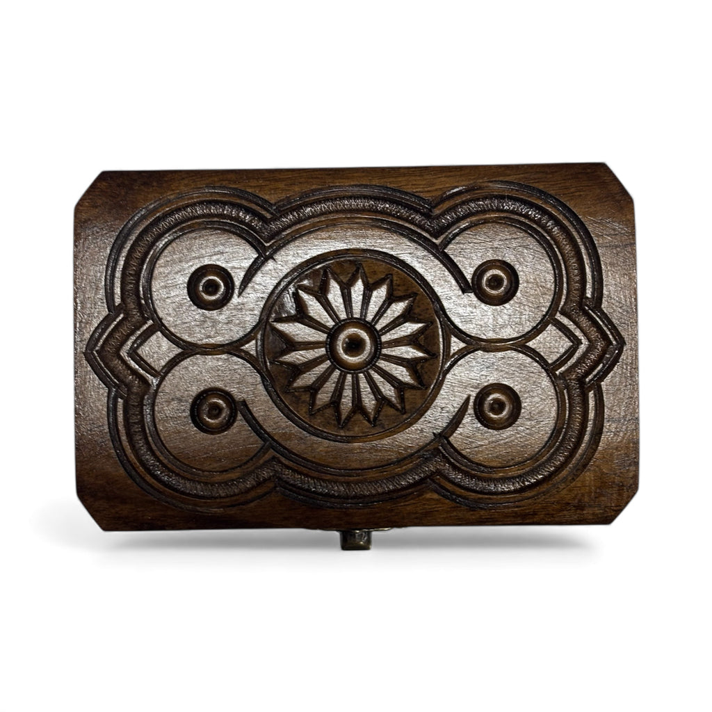 Ръчно резбована дървена кутия от орех