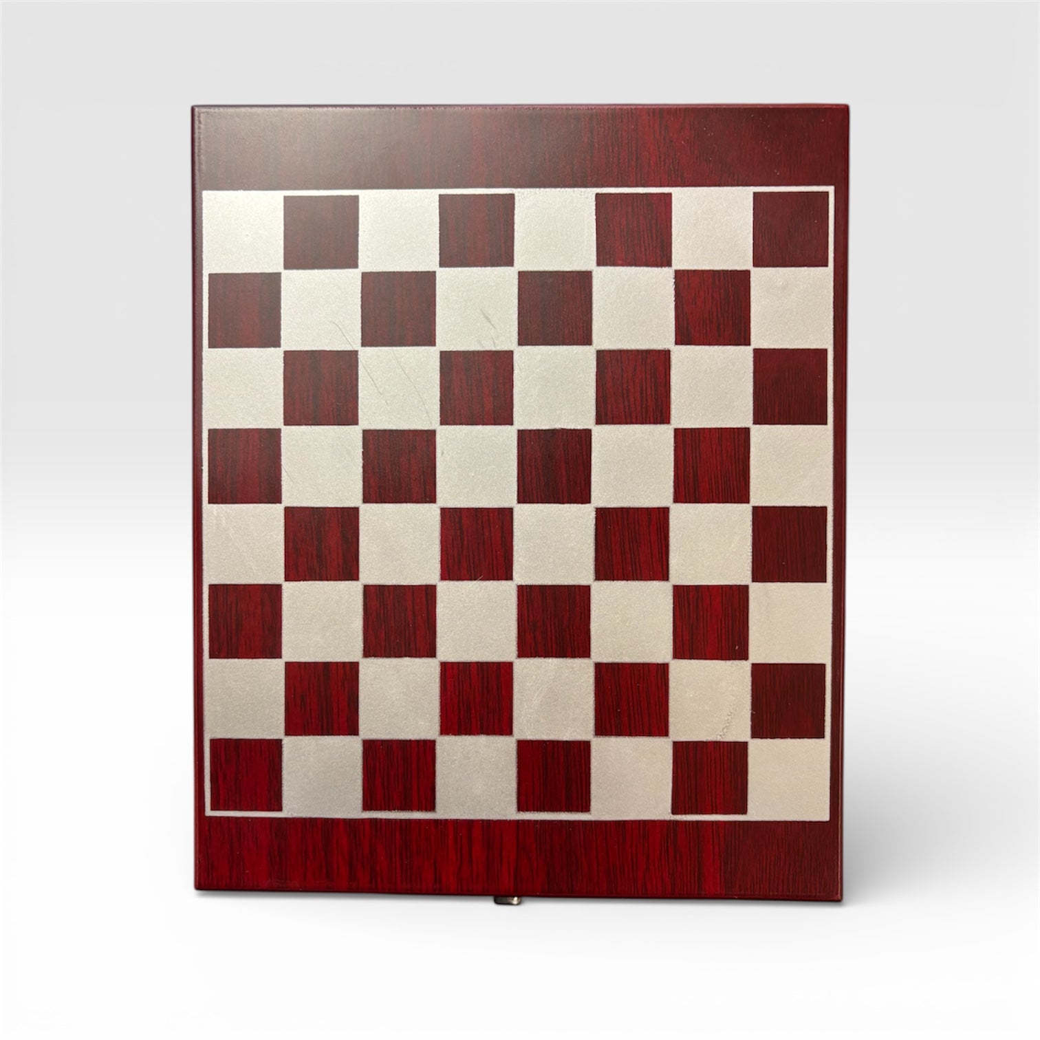 Дървен шах с вградени аксесоари за вино