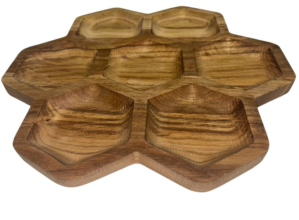 Дървена чиния с шестоъгълни отделения